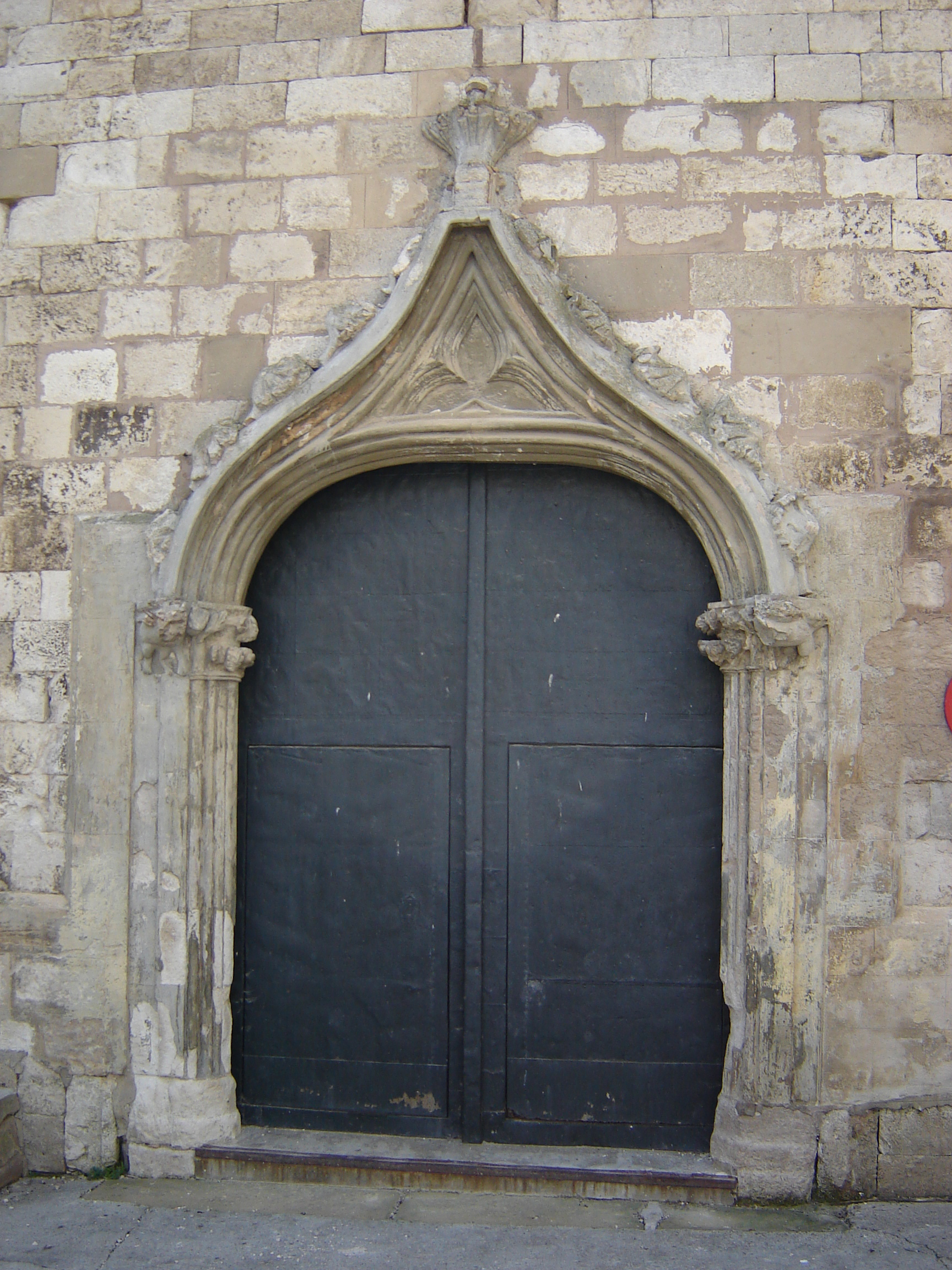 Portal gótico del s. XV que se abre en este lateral. (JAV)