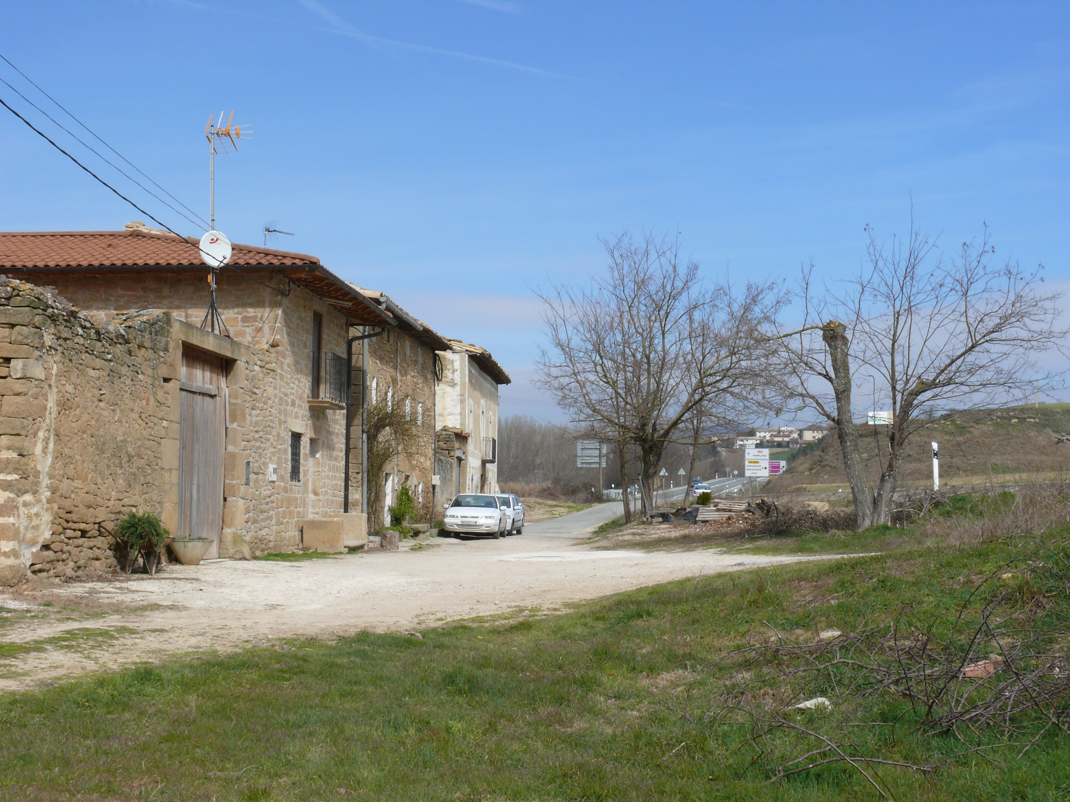 Frente de los edificios que componen las Ventas. al fondo, Garínoain. (JAV)