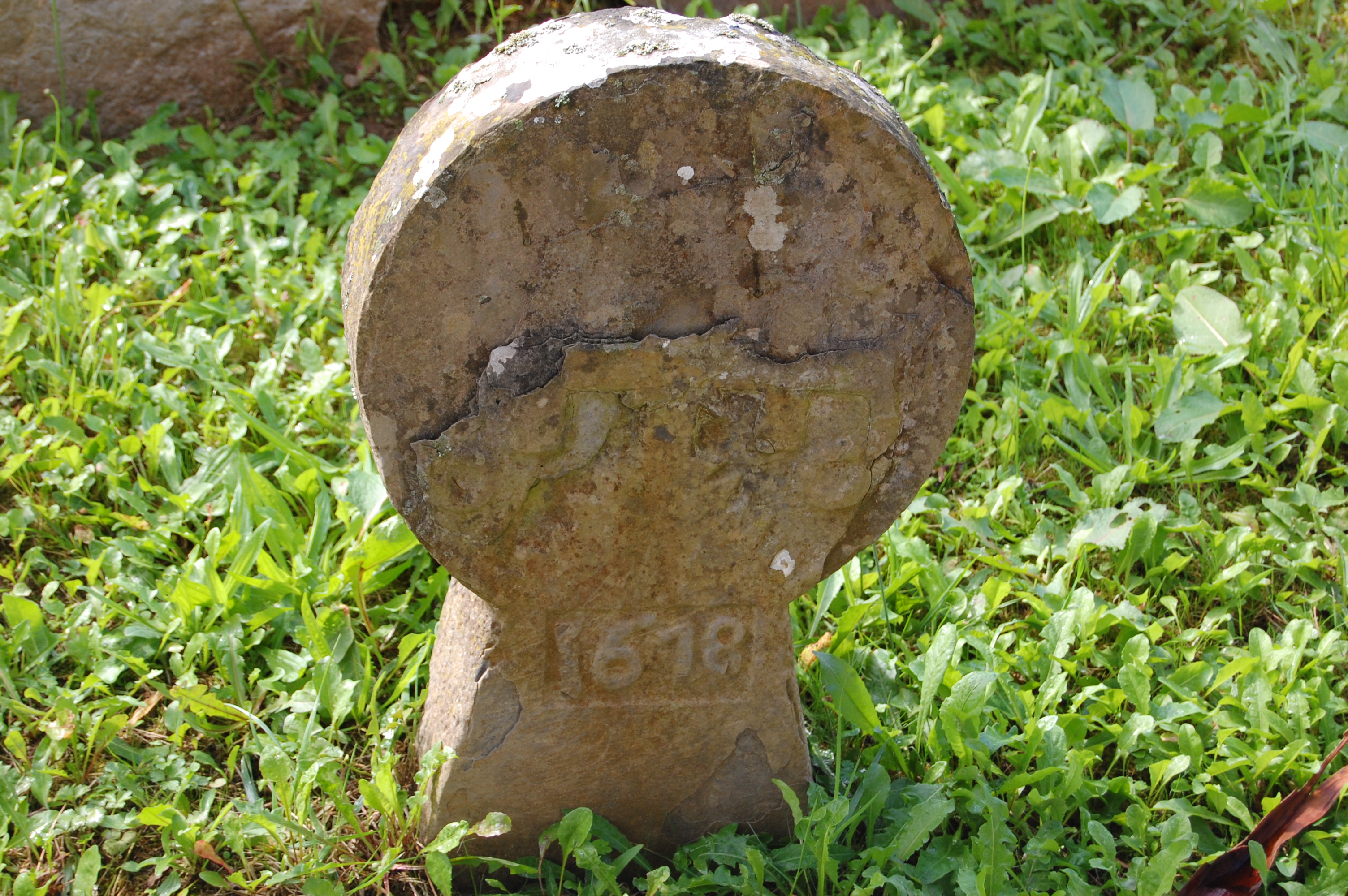 Estela en el cementerio de la iglesia de Ibarre