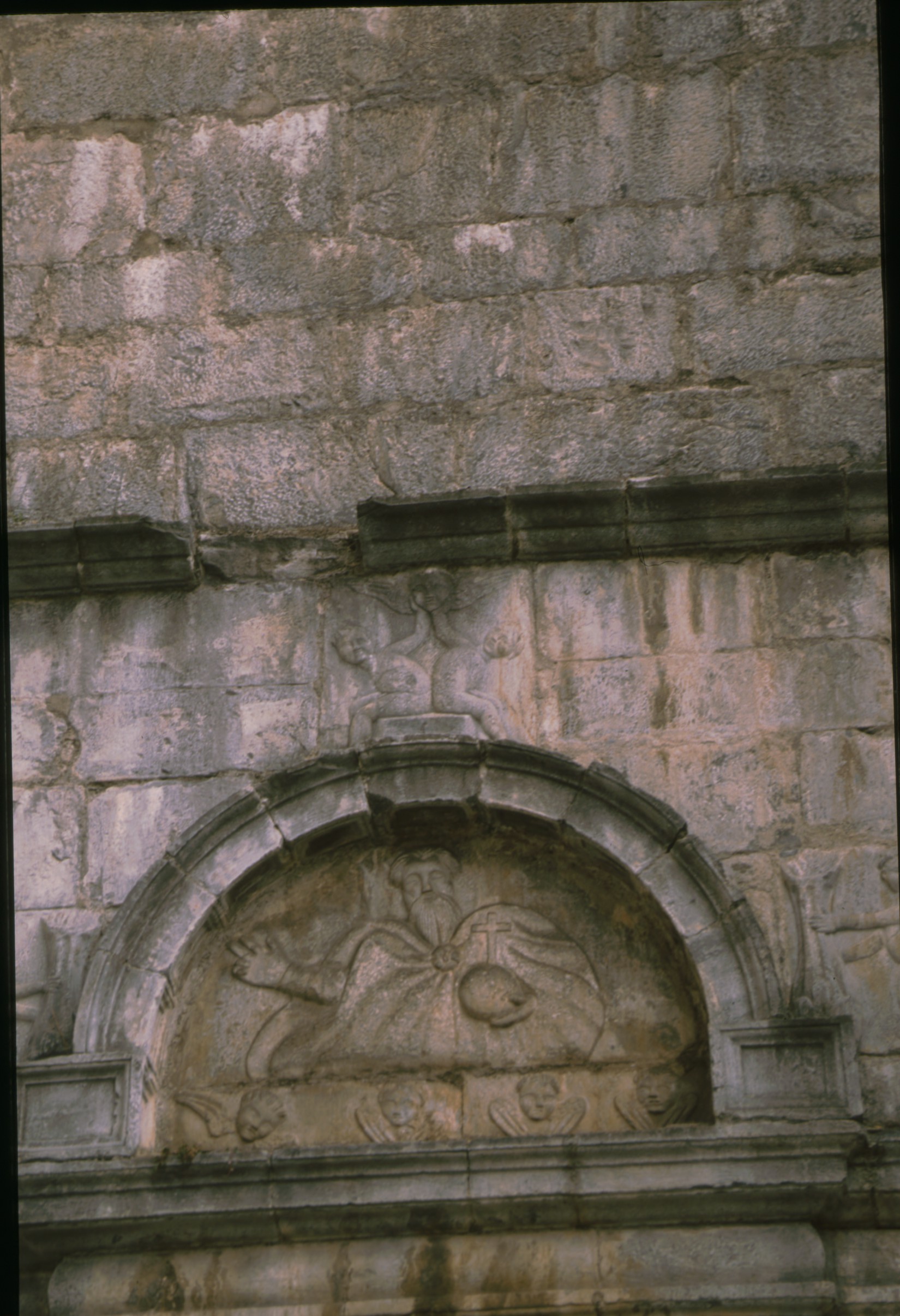 puerta_lateral_parroquia_lesaka.jpg