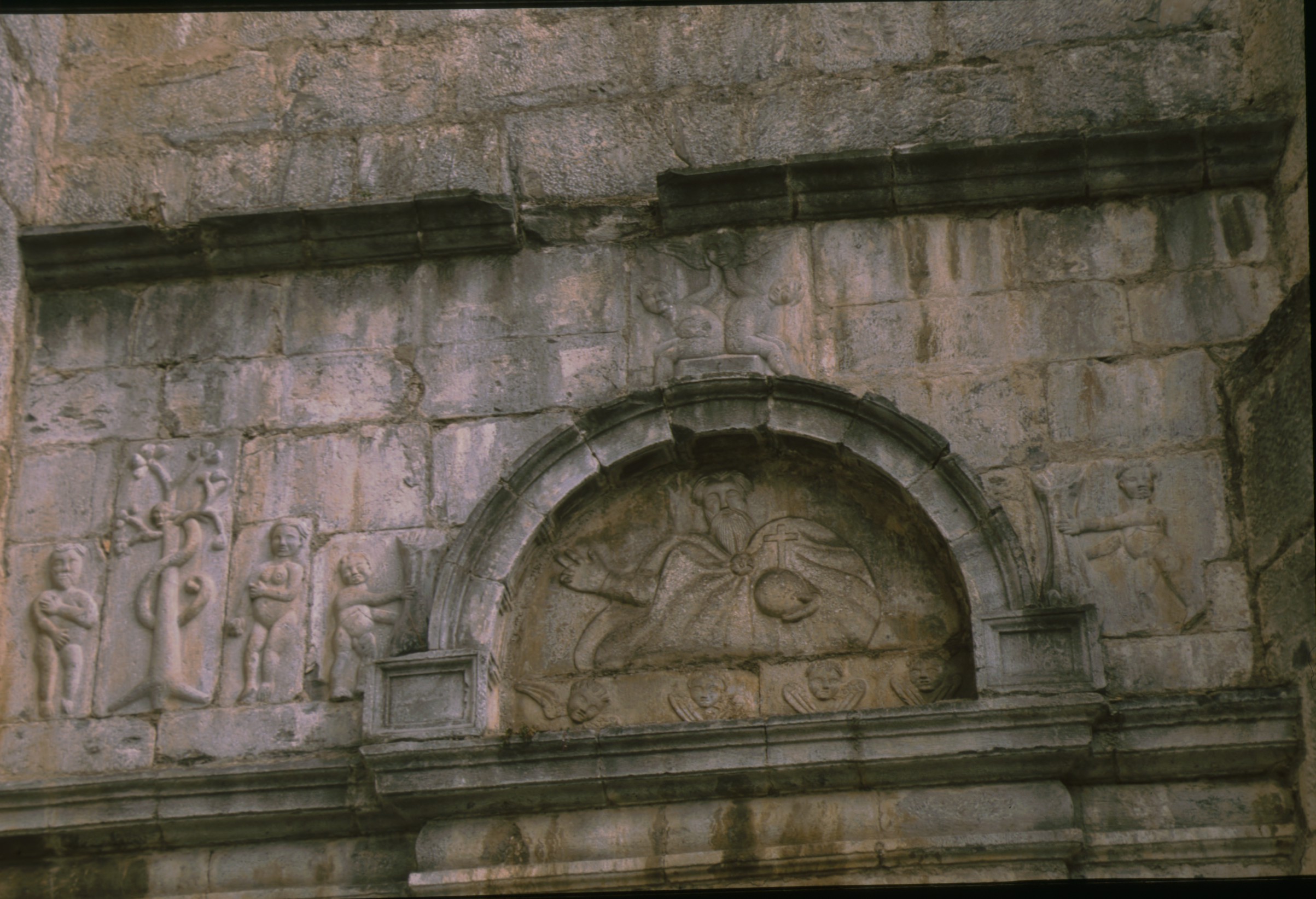 puerta_lateral_parroquia_lesaka_3.jpg